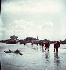 Photo montrant l'infanterie canadienne débarquant en Normandie, vers juin 1944.