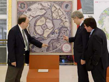 Photo illustrant le premier ministre Stephen Harper et le ministre des Ressources naturelles Gary Lunn, de passage à Bibliothèque et Archives Canada le 26 août 2008. Le ministre Lunn a dévoilé une carte géologique circumpolaire à cette occasion.