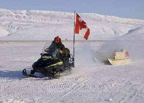 Un Ranger canadien transporte des approvisionnements sur la bande d'atterrissage de Fort Eureka, sur l'le Ellesmere, au Nunavut. Ce matriel est destine  la tenue d'une opration de protection du territoire au cours de laquelle les Rangers ont d rsister au froid et circuler sur des terrains accidents.