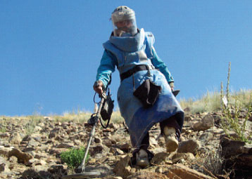 Le Canada soutient le dminage et la sensibilisation aux risques que posent les mines en Afghanistan. Grce aux activits de dminage le long de la route de transmission de l'lectricit en provenance de l'Ouzbkistan, l'alimentation lectrique de Kaboul s'est beaucoup amliore pendant le trimestre.