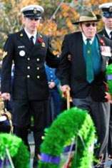 Le Matelot-chef Kenneth Mick escorte un membre de la Lgion royale canadienne jusqu'au Monument commmoratif de guerre d'Esquimalt lors d'une crmonie du jour du Souvenir se droulant  Esquimalt.