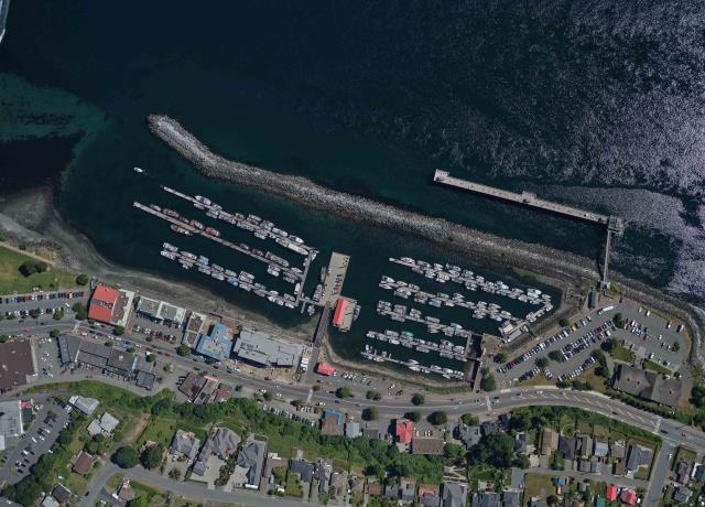 Image aérienne du port de Campbell River dans le port des petits bateaux, en Colombie-Britannique
