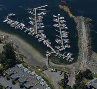 Images aériennes des ports pour petits bateaux Northwest Bay, Colombie-Britannique