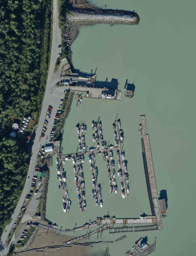 Image aérienne de Bella Coola, dans un port pour petits bateaux, en Colombie-Britannique