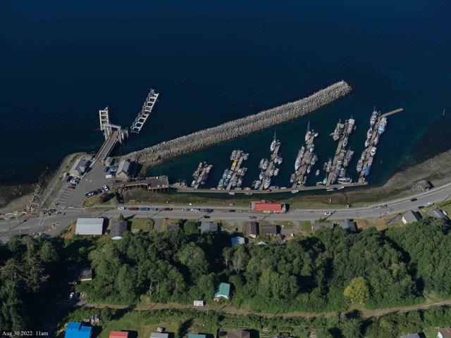 Image aérienne du port d’Alert Bay, en Colombie-Britannique, dans un port pour petits bateaux