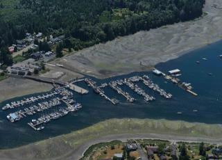 Image aérienne Deep Bay, port pour petits bateaux (Colombie-Britannique)