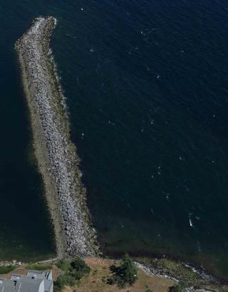 Images aériennes des ports pour petits bateaux Schooner Cove Breakwater, Colombie-Britannique