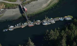 Images aériennes des ports pour petits bateaux Opitsat, Colombie-Britannique