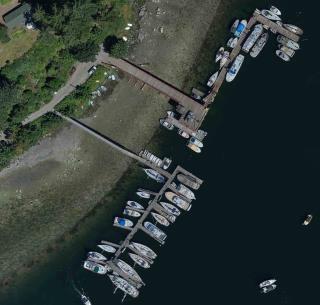 Image aérienne Degnen, port pour petits bateaux (Colombie-Britannique)