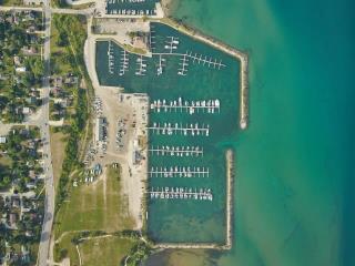 Vue aérienne du Port pour petits bateaux de la marina d’Owen Sound