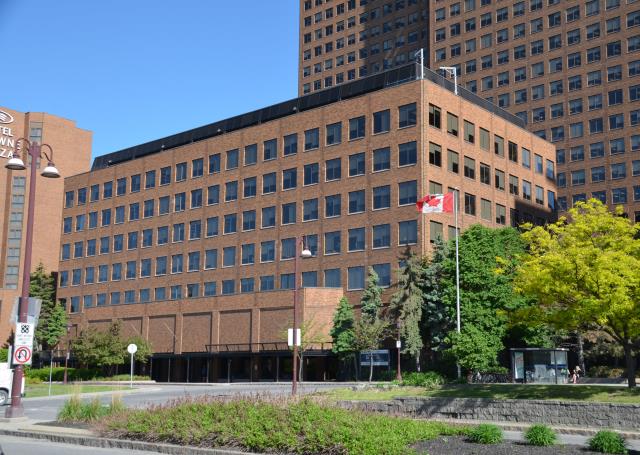 A photograph of Les Terrasses de la Chaudière - Central Building in Gatineau, Quebec (Structure Number 023549)