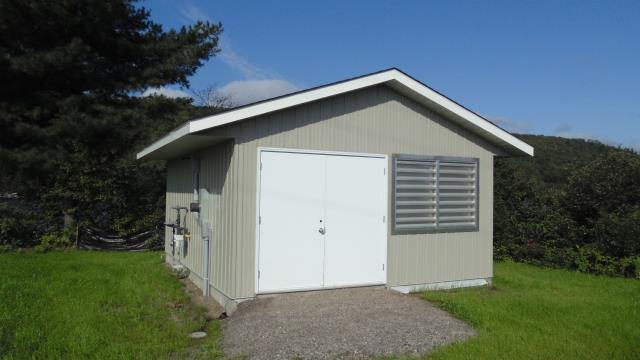Une photo du hangar de génératrice sur l'Île Sault, Ontario (numéro de structure 153642)