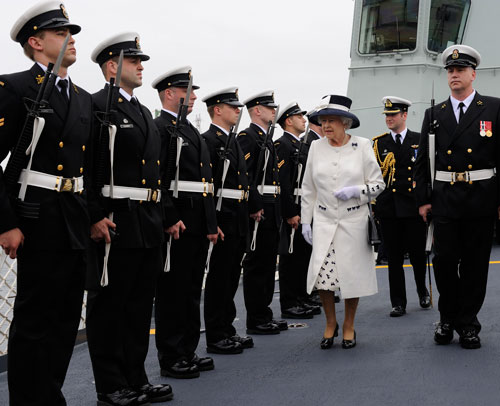 Sa Majest� la reine Elizabeth II inspecte une garde d'honneur apr�s son arriv�e � bord du NCSM ST. JOHN'S