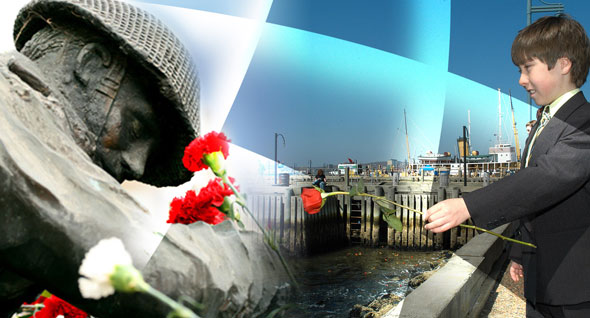 Commémoration : Monument Le Prix de la paix (Ortona, Italie); un jeune garçon qui envoie une rose dans l'eau lors d'une cérémonie de commémoration de la bataille de l'Atlantique.
